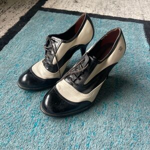 Chanel black and White leather Oxford lace-up Heels size 38